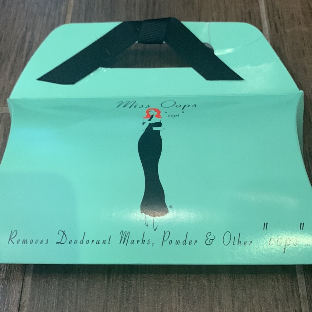 BRAND NEW W/ TAG “Miss Oops!” Dry sponges to remove stains. Two sponges in box - Picture 2 of 5